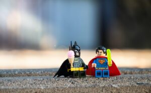 La storia di LEGO: Dai Mattoncini alla Rinascita Inaspettata